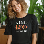 En liten boo är snart klar Halloween T Shirt<br><div class="desc">En Little Boo är nästan på perfekt för skjortor för mamma att bli eller gender avslöjar värdinna, meddelanden om fallande gravid eller halloween den temade babyduschen. "En Little Boo är nästan på plats" är skriven i en spooky cobweb lettering in orange and white. Om du vill ändra färg kan du...</div>