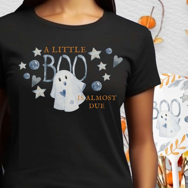 En liten boo är snart klar Halloween T Shirt (Halloween mommy-to-be t-shirt and perfect for a fall baby shower hostess too)