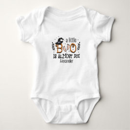 en liten boo är strax förfallen Halloween  T Shirt