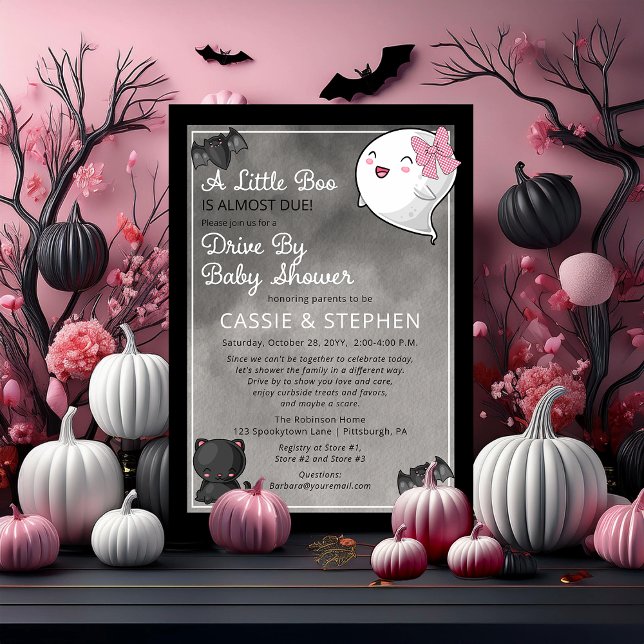 En liten Boo Ghost-flicka kör med babydusch Inbjudningar (Cute "A Little Boo" "Drive By Baby Shower" Girl Coquette Ghost Kawaii Baby Shower Invitation)