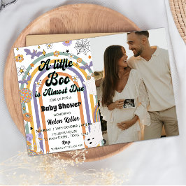 En liten Boo Groovy Rainbow Halloween Baby Shower Inbjudningar