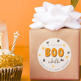 En liten Boo Halloween-bebis firande Runt Klistermärke