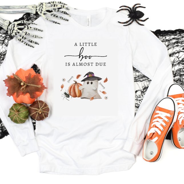 En liten Boo T Shirt (Halloween A Little Boo Is Almost Due Baby Shower Shirt)