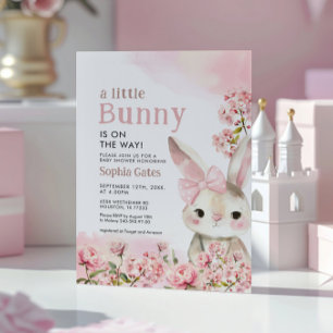 En liten Bunny är på väg mot babyskor Inbjudningar