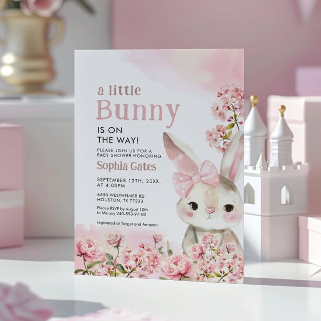 En liten Bunny är på väg mot babyskor Inbjudningar (Skapare uppladdad)