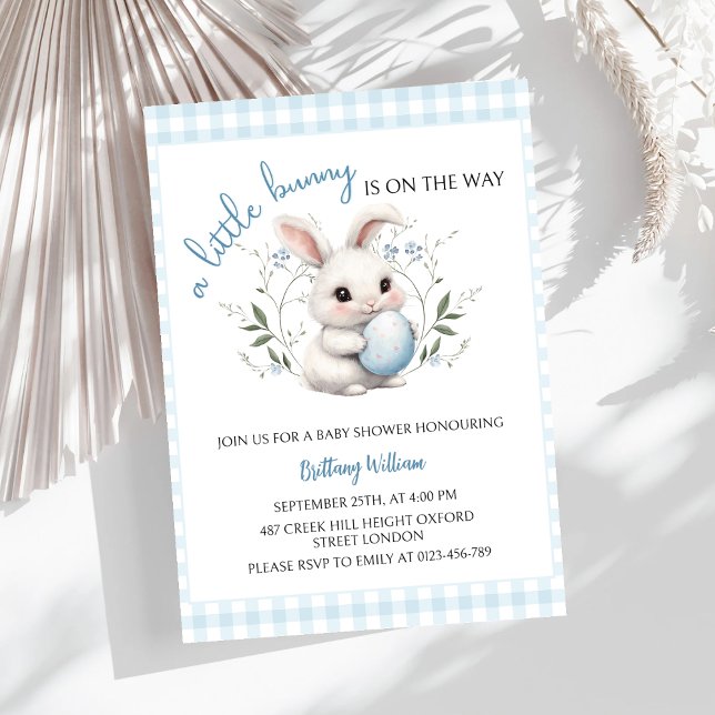 En liten bunny är på Way Blue Boy Shower Inbjudningar (Skapare uppladdad)