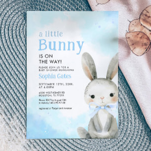 En liten Bunny är på Way Boy Baby Shower Inbjudningar