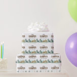 En liten Camper Rustic Wood Baby Shower Presentpapper<br><div class="desc">Låt Äventyr börja! Den här roligten innehåller ett träpanelsteckensnitt med "camping" och skript. Grund har en vattenfärgsskog,  berg och miljö. Den avslutas av solbränna,  grönten och bruna campingartiklar som innehåller tält och brand. Baksidan har en mönster med samma vattenfärg tält.</div>