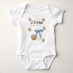 En liten cookie är på väg att duscha babyduschen t shirt