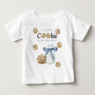 En liten cookie är på väg att duscha babyduschen t shirt