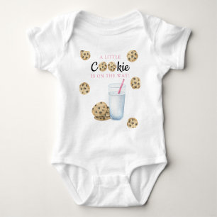 En liten cookie är på väg att duscha babyduschen t shirt