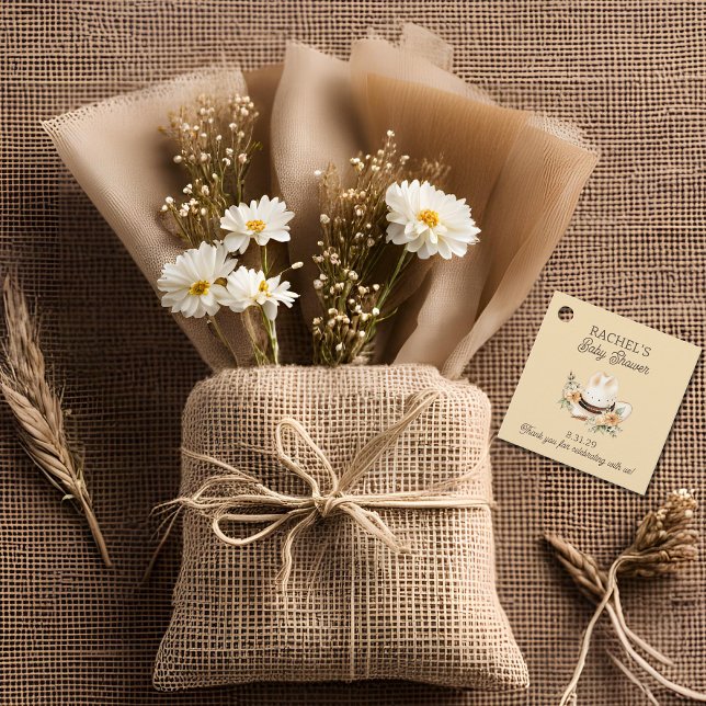 En liten Cowboy är på hans Westerna babyskor Gåvor Etiketter (Skapare uppladdad)