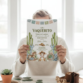 en liten cowboy är på väg rodeo baby shower inbjudningar