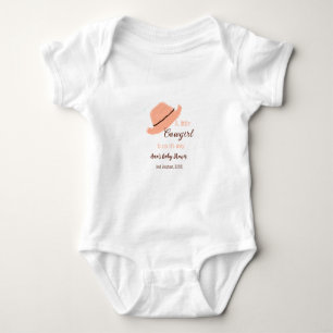 En liten cowgirl är på väg orange baby shower t shirt