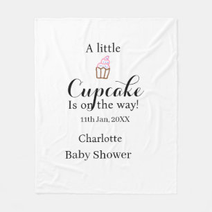 En liten cupcake är på väg baby shower namn da fleecefilt