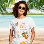 En liten cutie Citrus Watercolor Baby Shower T Shirt<br><div class="desc">Vi presenterar vår "Ett litet Cutie är på väg"-design för vattenfärgsbabyskor - en fin blandning av charm och citrusfärdighet. I designen visas ett slimmat citrussegment av orange som på ett snyggt sätt fäster överkanten, medan en vit bukett av orange citrusfrukter tillför en liten bit söthet i grund högernas hörn. Den...</div>