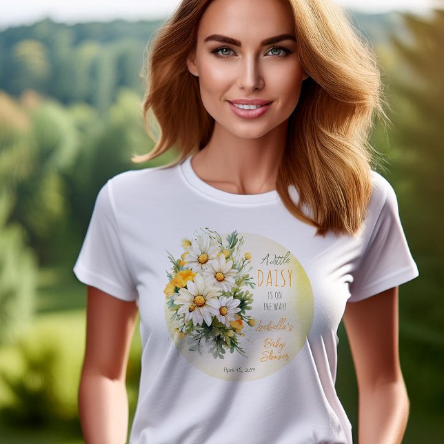 En liten Daisy är på väg att Blommigten babyskor T Shirt ("A Little Daisy Is On The Way!" Daisies Floral Themed Yellow, White, Green Girl Baby Shower T-Shirt)
