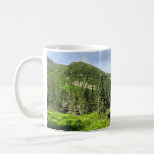 En liten damm i bergsdalen i kaffemugg