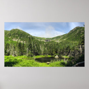 En liten damm i bergsdalen i poster