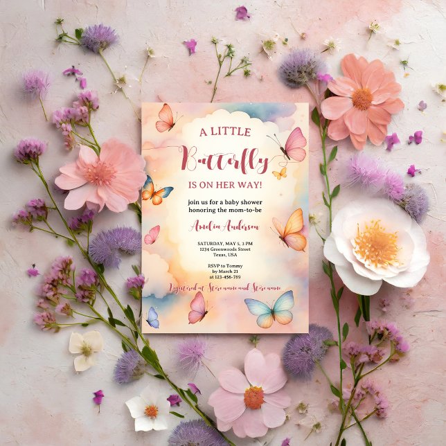 En liten fjäril är på hennes sätt, babyskor inbjudningar (Skapare uppladdad)