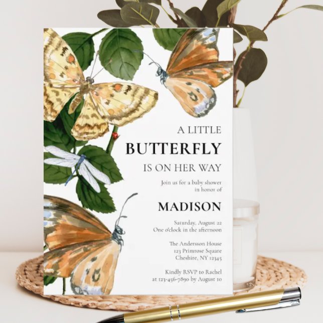 En liten fjäril är på hennes sätt, babyskor inbjudningar (Skapare uppladdad)