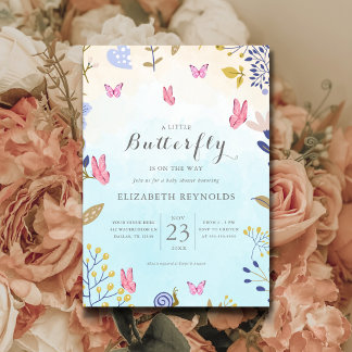 En liten fjäril är på väg mot blommigtens babydusc inbjudningar