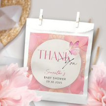 En liten fjäril är på vägen till babyduschen