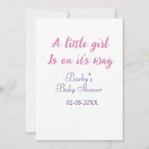 En liten flicka är på väg baby shower rosa namn inbjudningar