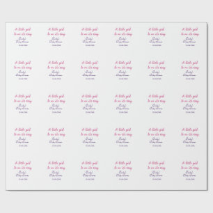 En liten flicka är på väg baby shower rosa namn presentpapper