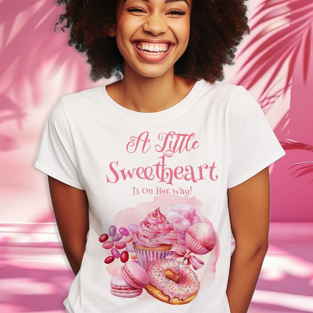 En liten flicka, Candy Ram Girl Baby Shower T Shirt ("A Little Sweetheart Is On Her Way" Pink Candy and Treats Girl Baby Shower Woman's T-Shirt)