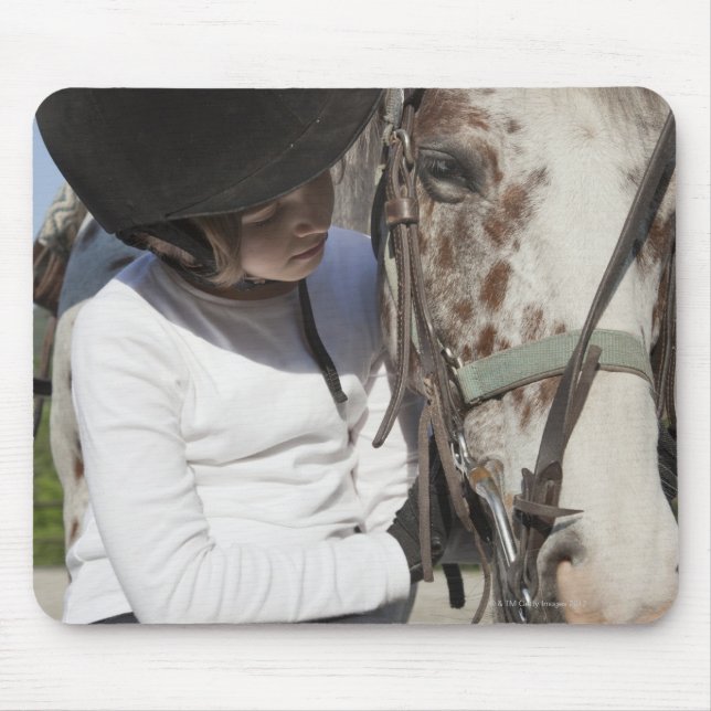 En liten flicka med hästen musmatta (Framsidan)