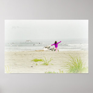 En liten flicka som springer på stranden Poster