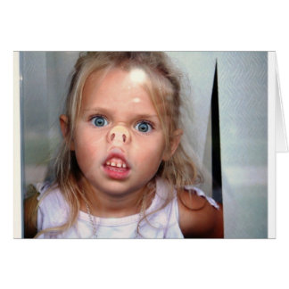 En liten flicka som trycker näsan mot ett fönster hälsningskort
