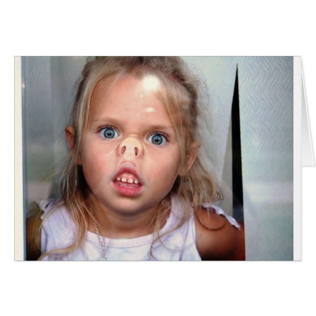 En liten flicka som trycker näsan mot ett fönster hälsningskort (Framsidan Horizontal)