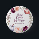 En liten födelsedagsfest för pumpfall i blommigten knapp<br><div class="desc">Blommigt och pumpa faller födelsedagsfestens dekorknapp i lila,  grönt och persika. Med vacker vattenfärgsutformning,  blommigt,  blad och pumpor. Idealisk höst-/höstdesign. Perfekt för födelsedagar.</div>