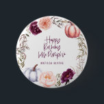 En liten födelsedagsfest för pumpfall i blommigten knapp<br><div class="desc">Blommigt och pumpa faller födelsedagsfestens dekorknapp i lila,  grönt och persika. Med vacker vattenfärgsutformning,  blommigt,  blad och pumpor. Idealisk höst-/höstdesign. Perfekt för födelsedagar.</div>