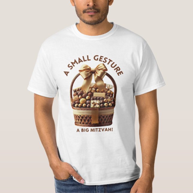 En liten gest, en stor Mitzvah! - Purim Charity T- T Shirt (Framsida)