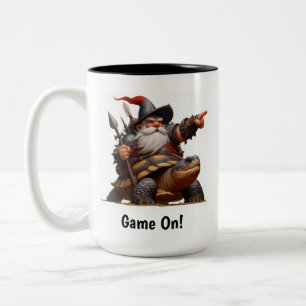 En liten Gnome Warrior Posing med sin Tortoise Två-Tonad Mugg