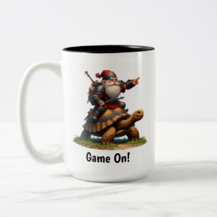 En liten Gnome Warrior Posing med sin Tortoise Två-Tonad Mugg