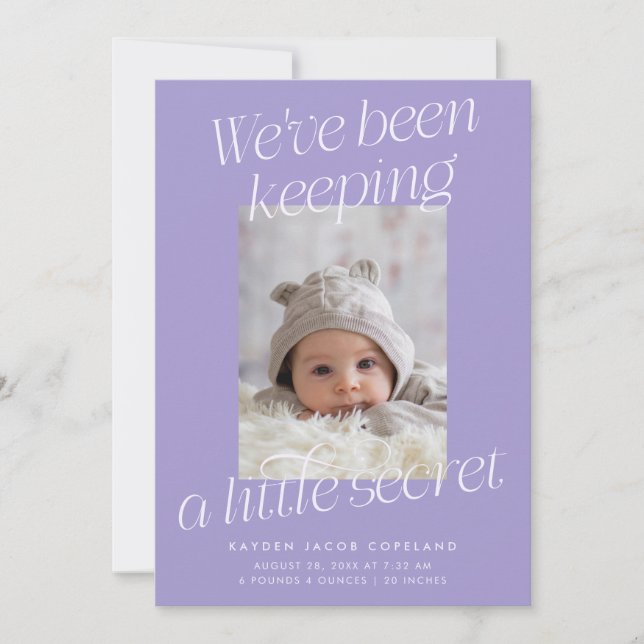 En Liten Hemlighet Violett Foto Modern Födelse Meddelande (Framsida)