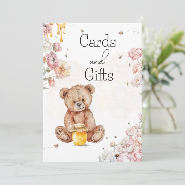 En liten honung är på Way Cards and Gifts Sign (Stående Fram)