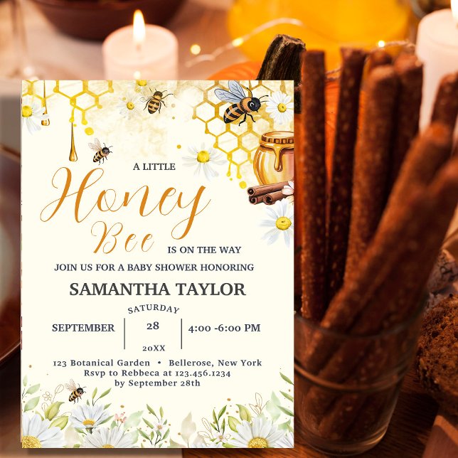 En liten honungsbi är på väg att visa sig vara en  inbjudningar (A Little Honey Bee is on the Way Baby Shower Invitation #zazzlemade #zazzlefinds #honeybabyshower)