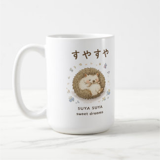 En liten igelkott som njuter av en fridfull tupplu kaffemugg