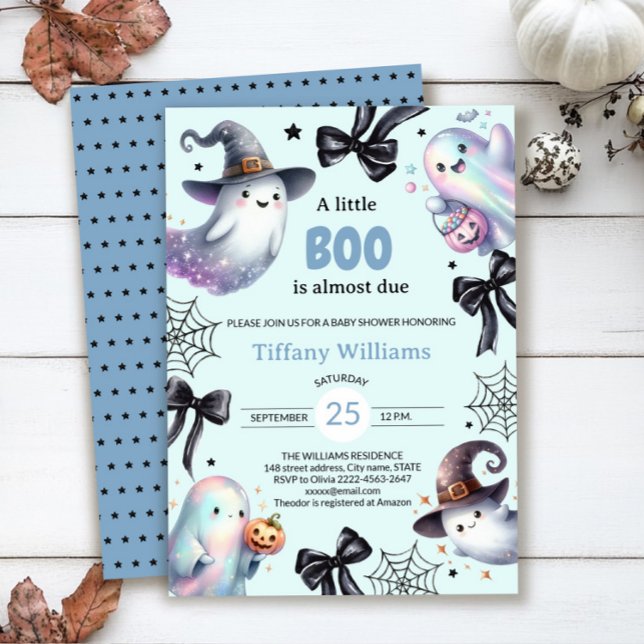 En liten inbjudan till babybabyn | Cute Ghost (A little BOO is almost due — ghost baby shower invite in blue color with black bows)
