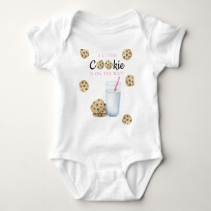 En liten kaka är på väg Baby shower T Shirt