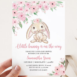 En liten kanin är på väg Baby Shower Inbjudningar