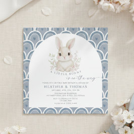 En liten kanin dammig blå baby shower-inbjudan