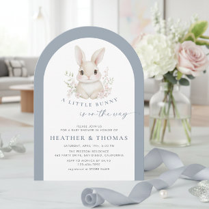 En liten kanin elegant dammig blåvalvet babyfirand inbjudningar
