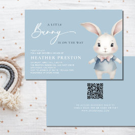 En liten kaninpojke Dusty Blue QR Baby Shower Inbjudningar
