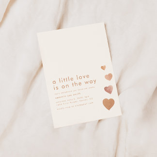En liten Kärlek är på väg mot Heart Baby Shower Inbjudningar